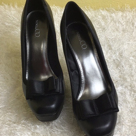 Nine and Co.. Black Double Bow Front Heels - Picture 3 of 7